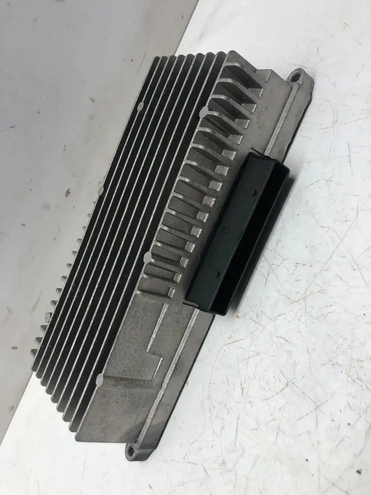 Audi A5 (2007 - 2011)  8R0035223F Звукоусилитель