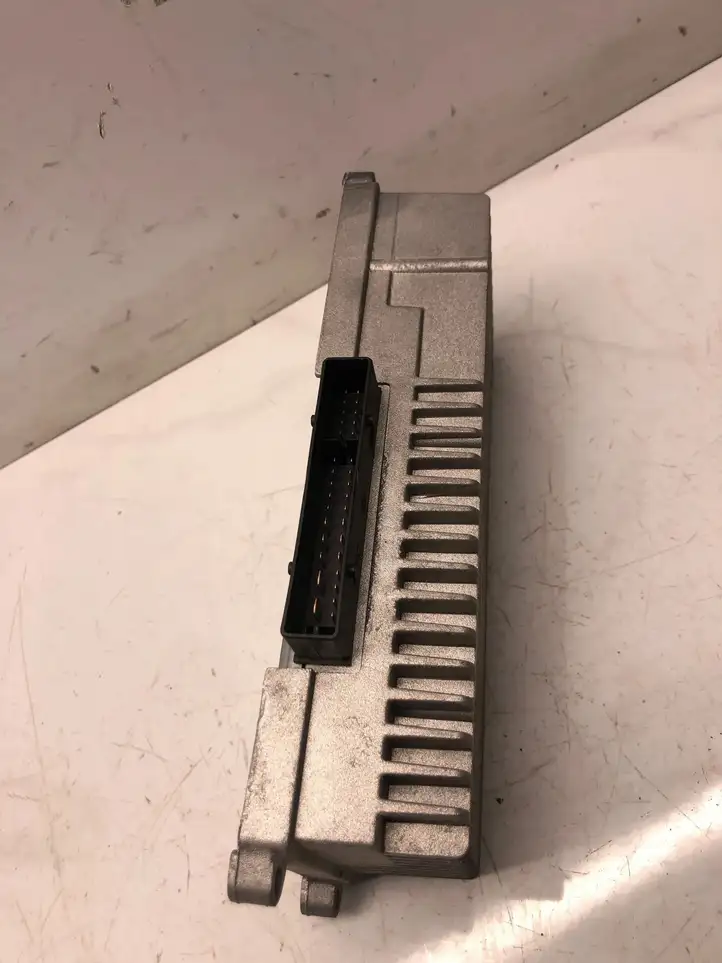 Audi A5 (2007 - 2011)  8R0035223F Звукоусилитель