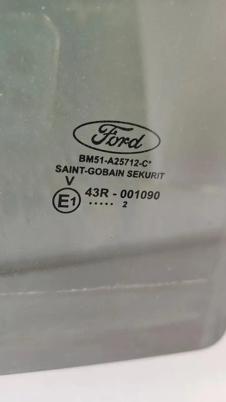 Ford Focus (2011 - 2015) BM51A25712C Стекло задней двери — фото 3