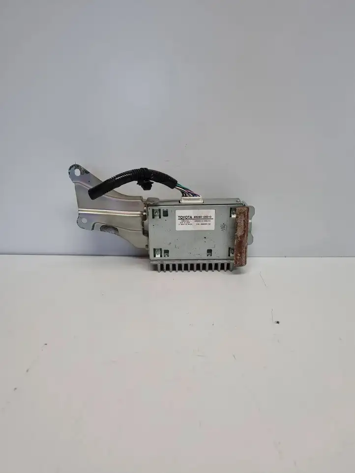 Toyota Avensis T270 (2015 - 2018)  8628005010 Звукоусилитель