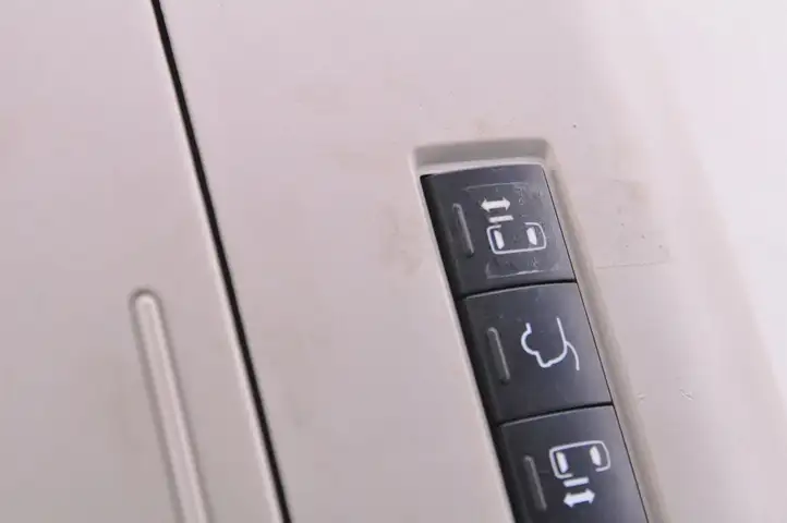 Chrysler Town & Country V (2010 - 2016) L0051554AD13HDA Прочие детали салона — фото 3