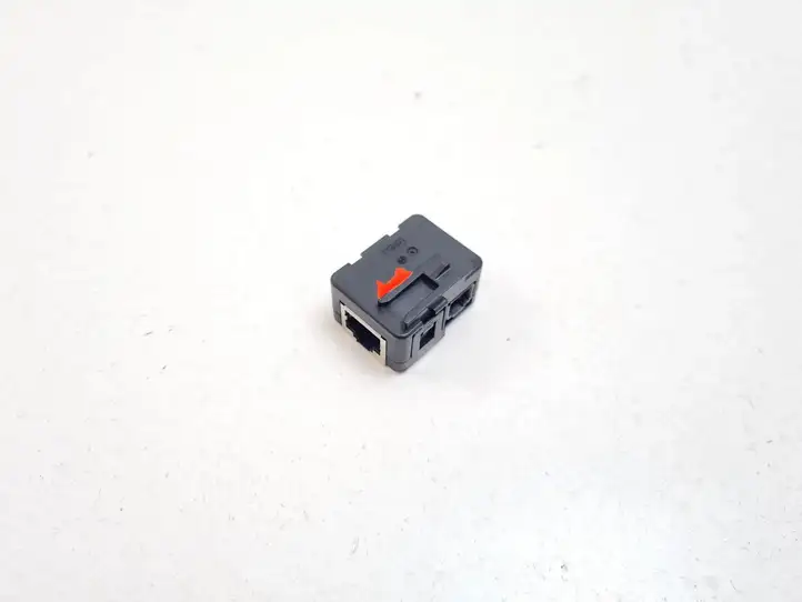 Tesla Model S (2021 - )  168190400A Разъем AUX