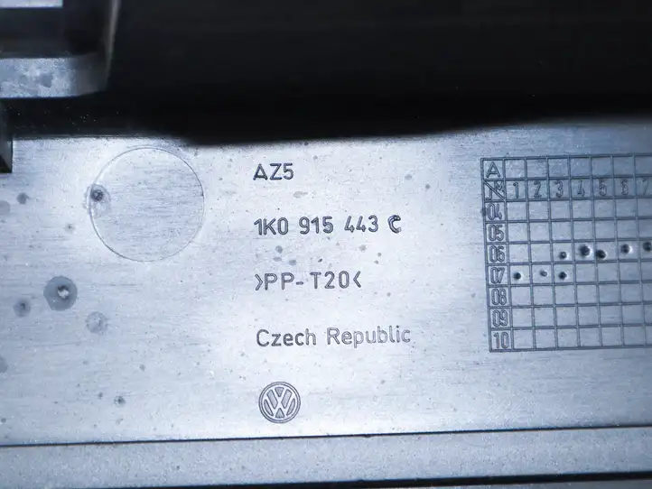 Volkswagen PASSAT B6 (2005 - 2010) 1K0915443C Крышка ящика аккумулятора — фото 2