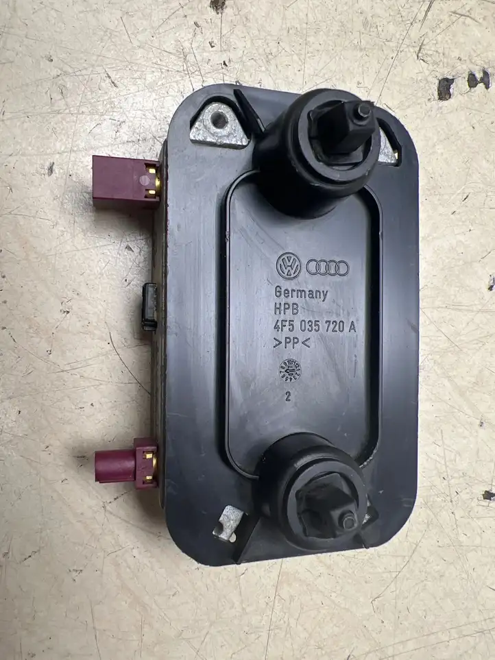 Audi A6 S6 C6 4F (2008 - 2011) 4F5035720A Усилитель антенны — фото 2