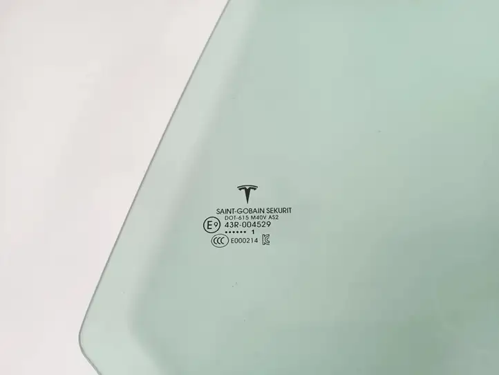 Tesla Model 3 (2017 - 2023) 107790499C Стекло задней двери — фото 3