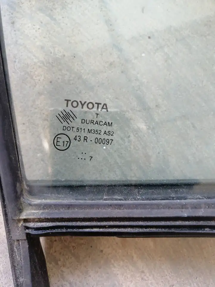 Toyota Yaris (2014 - 2019) 43R00097 Стекло передней двери — фото 3