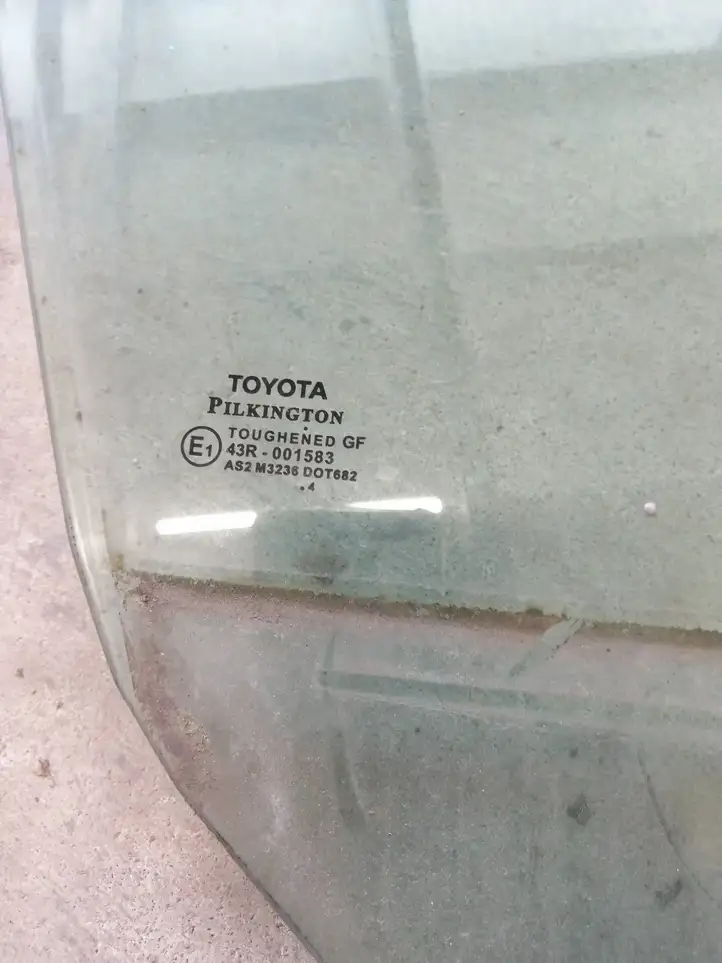 Toyota Yaris (2014 - 2019) 43R001583 Стекло передней двери — фото 2