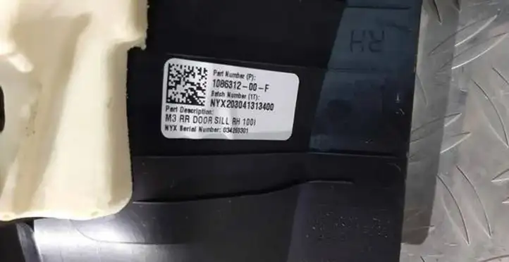Tesla Model 3 (2017 - 2023) 108631200F Прочие детали салона — фото 3