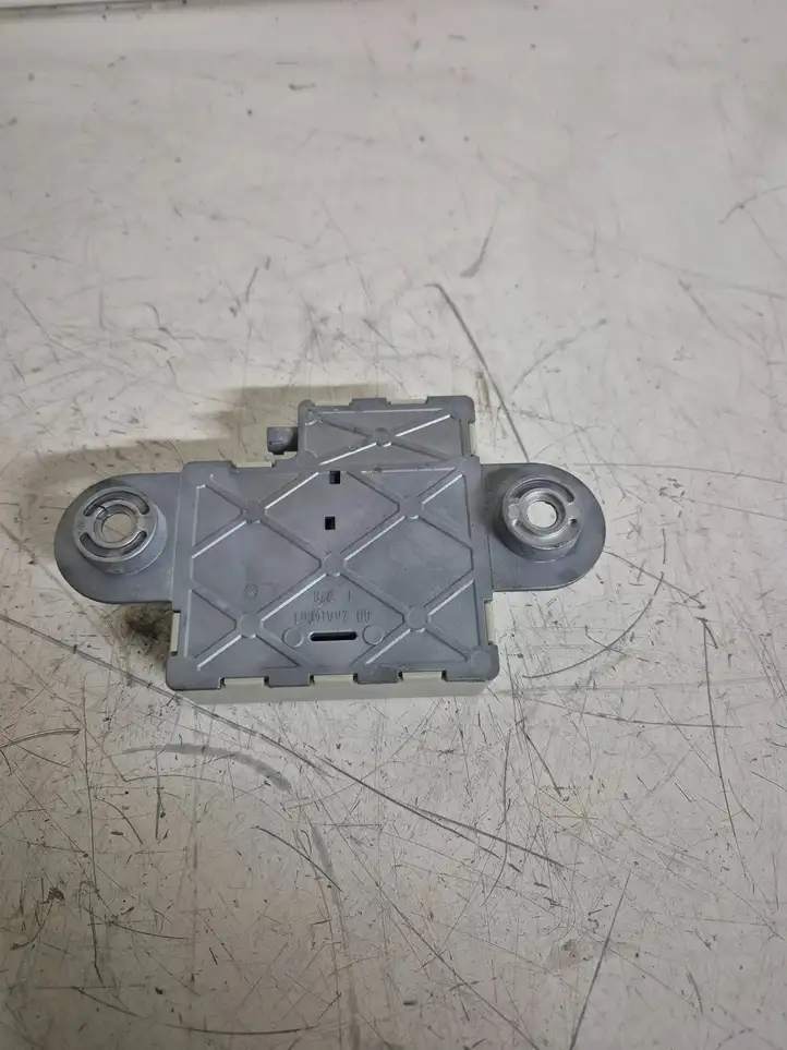 BMW 7 E65 E66 (2001 - 2008)  21367510 Усилитель антенны