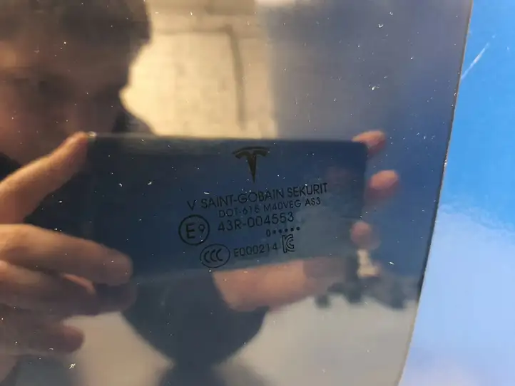 Tesla Model Y (2019 - 2024) 43R004553 Стекло задней двери — фото 4