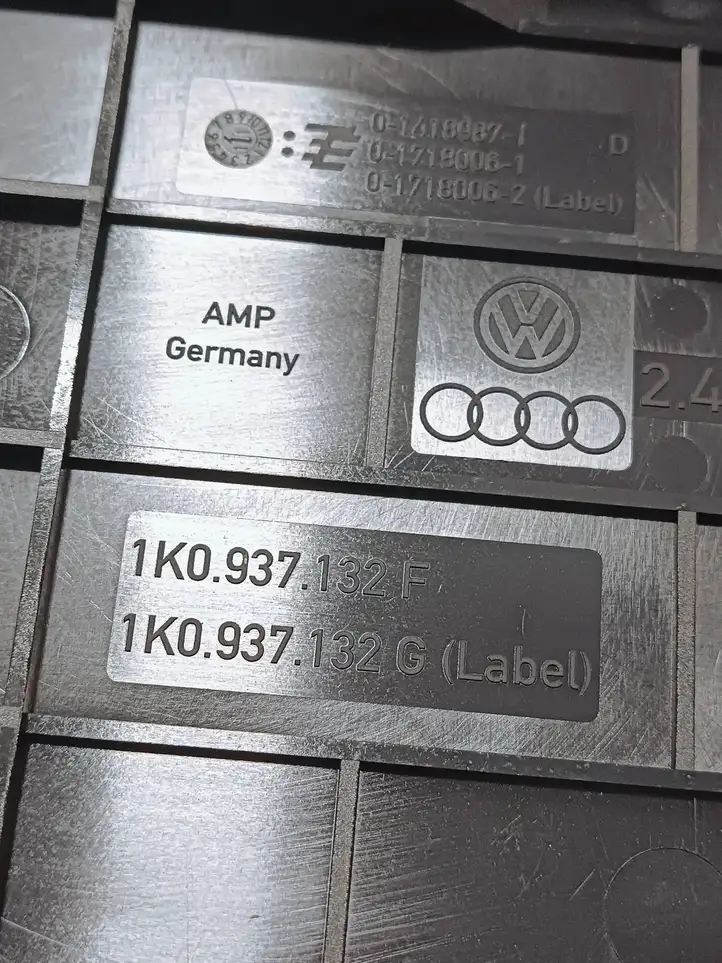 Volkswagen PASSAT B7 (2011 - 2014) 1K0937132G Крышка ящика предохранителей — фото 3