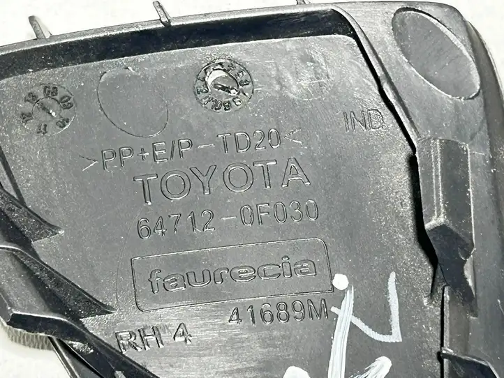 Toyota Verso (2012 - 2015) 647120F030 Прочие детали салона — фото 3