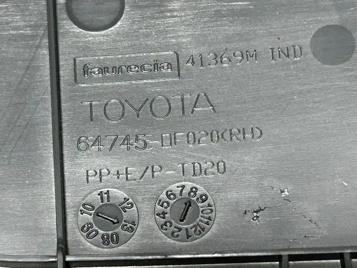Toyota Verso (2012 - 2015) 647450F020 Прочие детали салона — фото 3