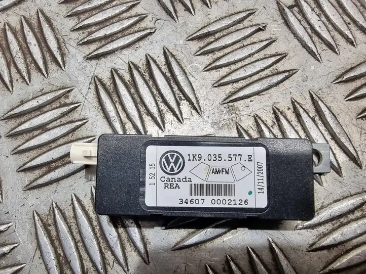 Volkswagen Golf V (2003 - 2009) 1K9035577E Усилитель антенны — фото 4