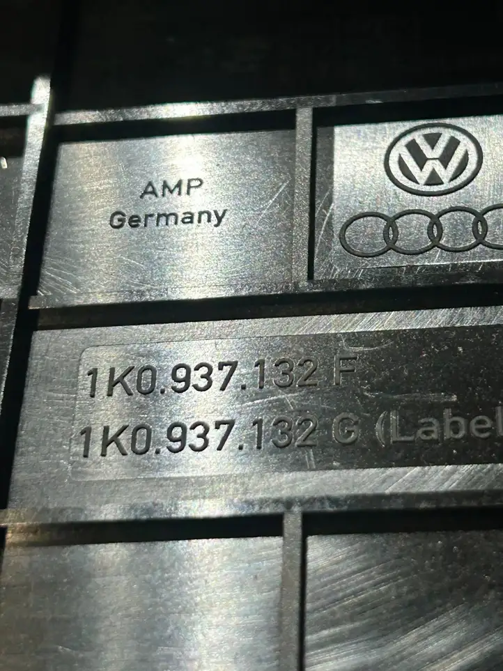 Volkswagen PASSAT B6 (2005 - 2010) 1K0937132G Крышка ящика предохранителей — фото 4