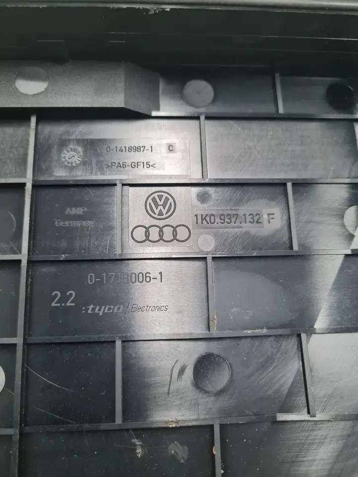 Volkswagen PASSAT B6 (2005 - 2010) 1K0937132F Крышка ящика предохранителей — фото 3