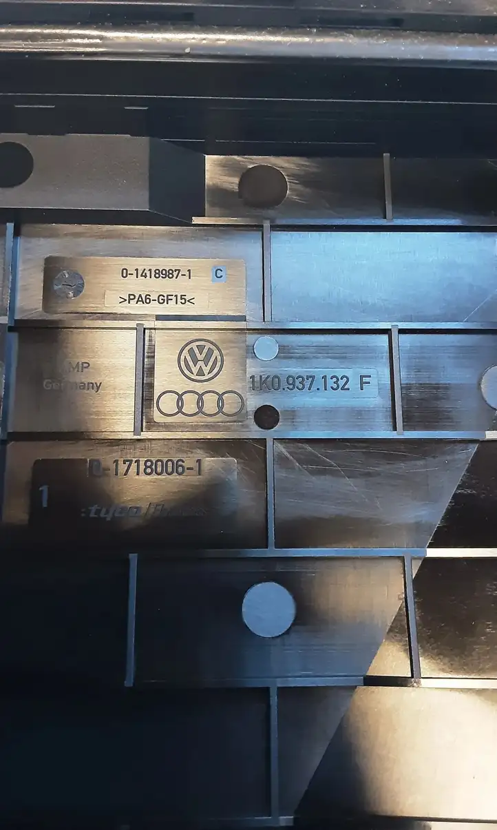 Audi A3/S3 8P (2004 - 2008) 1K0937132F Крышка ящика предохранителей — фото 3