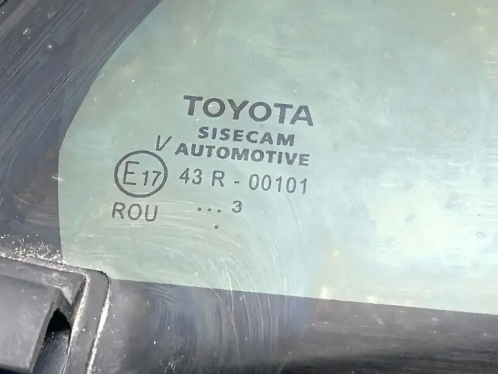 Toyota Yaris Cross (2020 - ) 68011RH1 Форточка двери — фото 3