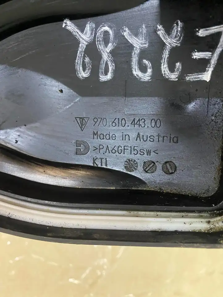 Porsche Panamera (970) (2009 - 2013) 97061044300 Крышка ящика предохранителей — фото 4