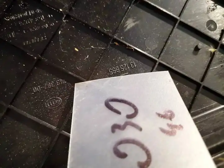 Opel Astra H (2004 - 2009) 13125865 Крышка ящика предохранителей — фото 3