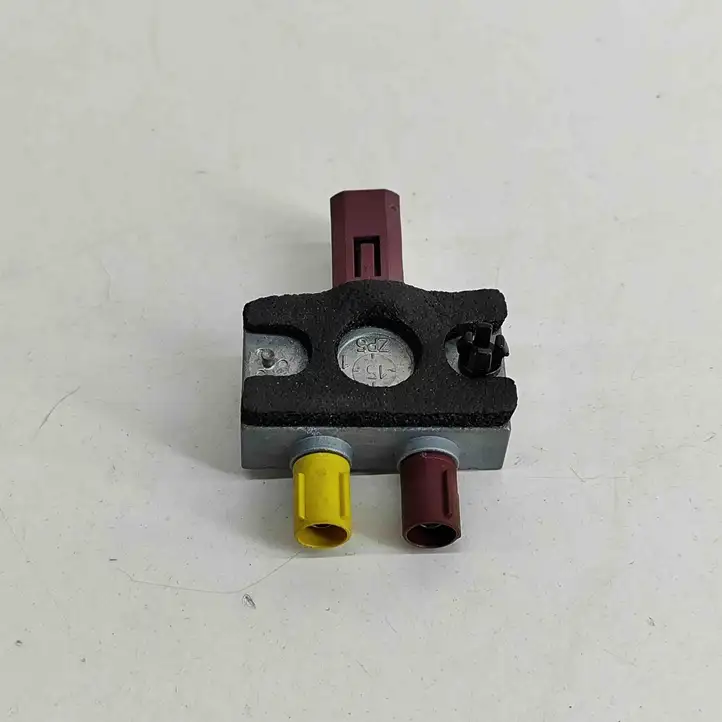 Mercedes-Benz E W212 (2009 - 2016) A2128704089 Усилитель антенны — фото 1