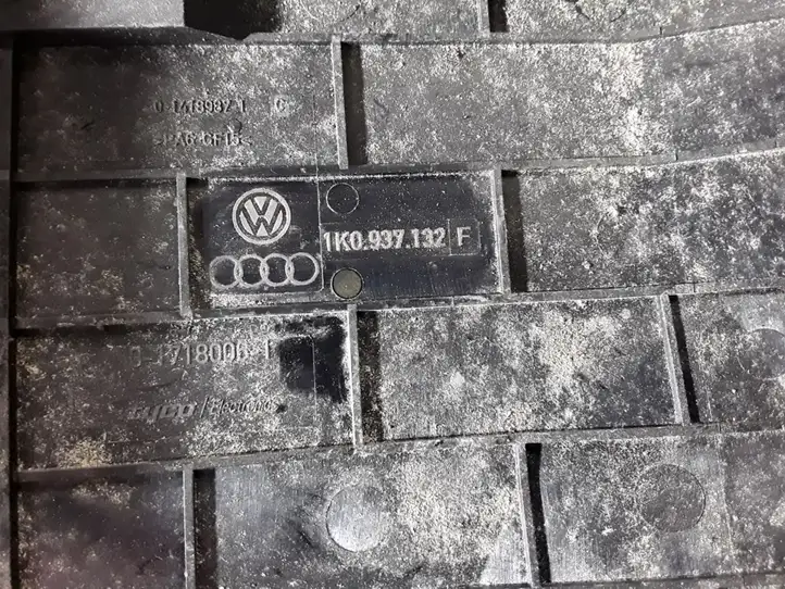 Volkswagen Golf V (2003 - 2009) 1K0937132 Крышка ящика предохранителей — фото 2