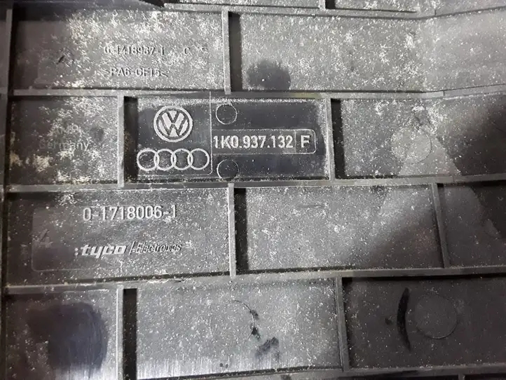 Volkswagen Golf V (2003 - 2009) 1K0937132 Крышка ящика предохранителей — фото 4