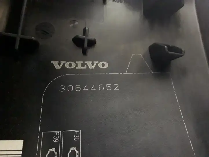 Volvo V60 (2013 - 2018) 30644652 Крышка ящика предохранителей — фото 2