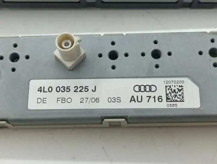 Audi Q7 4L (2005 - 2009) 4L0035225F Усилитель антенны — фото 6