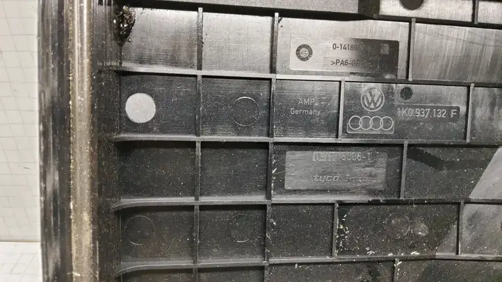 Volkswagen PASSAT B6 (2005 - 2010) 1K0937132F Крышка ящика предохранителей — фото 4