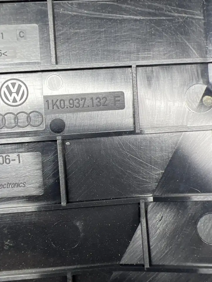 Volkswagen Touran I (2003 - 2010) 1K0937132F Крышка ящика предохранителей — фото 2