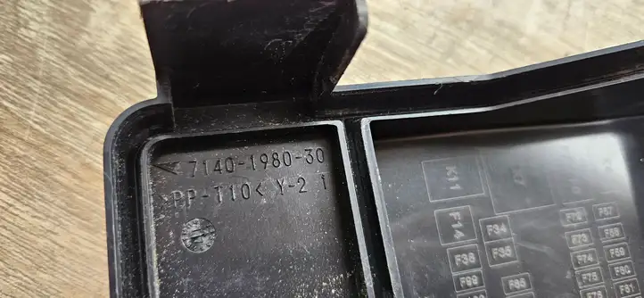 Jeep Grand Cherokee (2010 - 2021) 7140198030 Крышка ящика предохранителей — фото 2