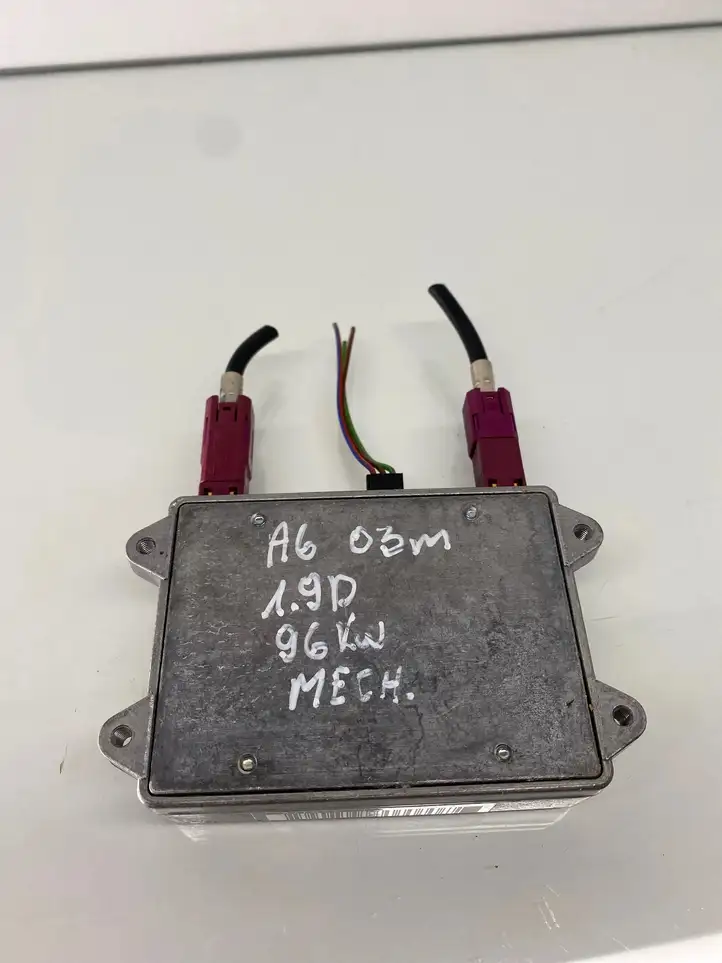 Audi A6 S6 C5 4B (2001 - 2004) 8E0035456A Усилитель антенны — фото 2