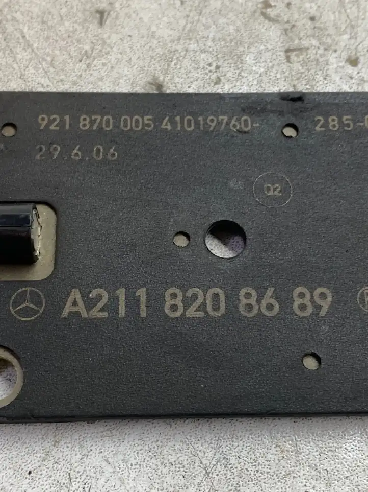 Mercedes-Benz CLK A209,C209 (2002 - 2009) A2118208689 Усилитель антенны — фото 3