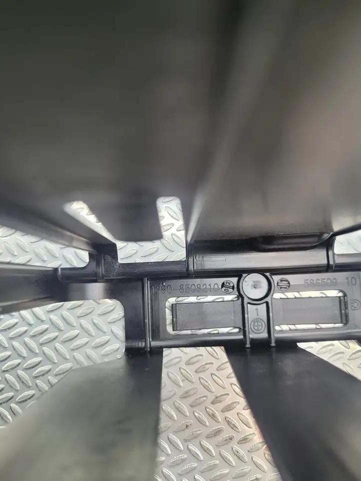 BMW 6 F12 F13 (2010 - 2018) 8508210 Прочие детали моторного отсека — фото 2