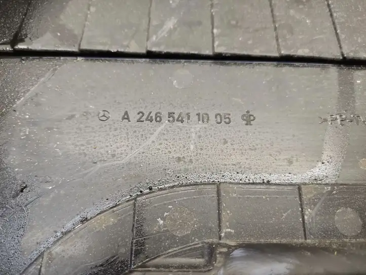Mercedes-Benz A W176 (2012 - 2018) A2465411005 Крышка ящика аккумулятора — фото 4