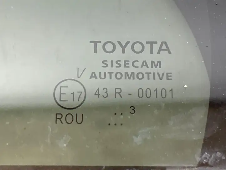 Toyota Yaris Cross (2020 - ) 43R00101 Форточка двери — фото 3