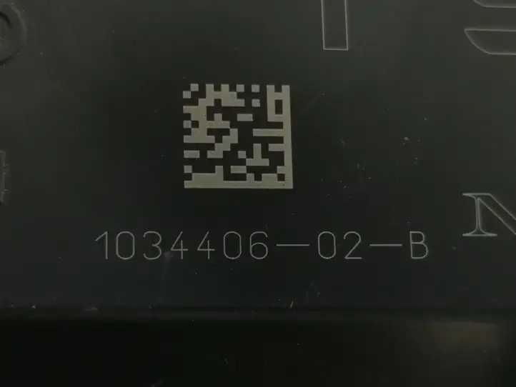 Tesla Model X (2015 - 2021) 1034406-02-B Крышка ящика предохранителей — фото 7