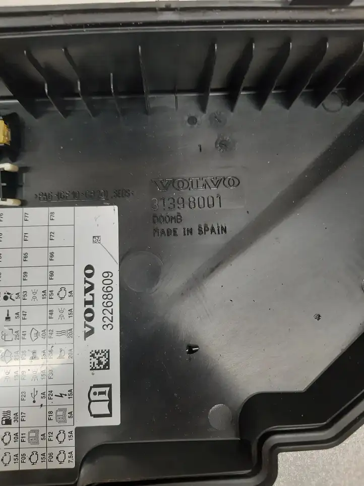 Volvo XC90 (2019 - ) 31398001 Крышка ящика предохранителей — фото 3