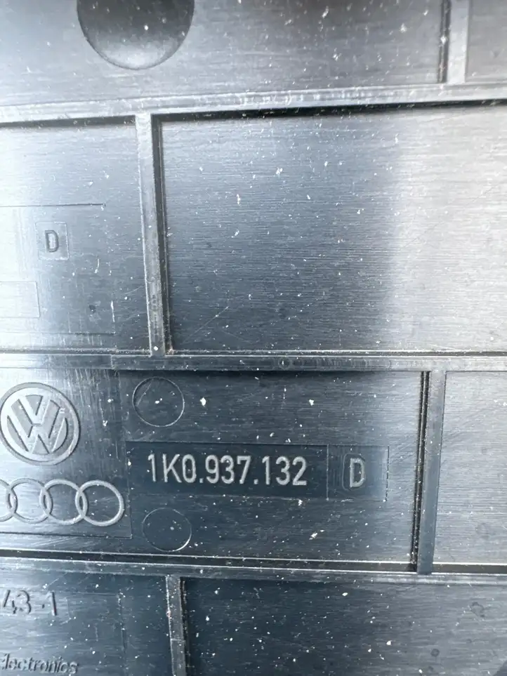 Volkswagen Golf V (2003 - 2009) 1K0937132 Крышка ящика предохранителей — фото 3