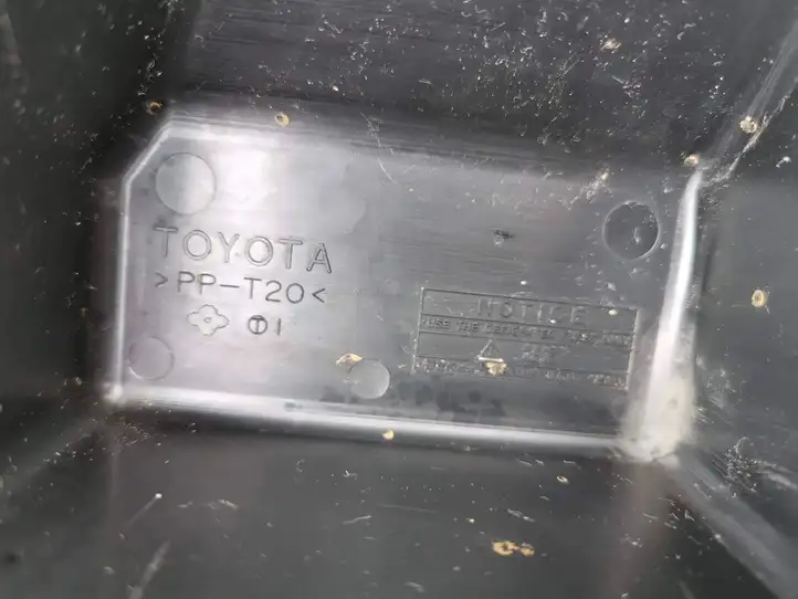 Toyota Avensis T250 (2003 - 2006) Крышка ящика предохранителей — фото 3