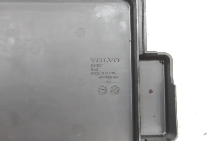 Volvo XC40 (2017 - ) 32142367 Крышка ящика предохранителей — фото 7