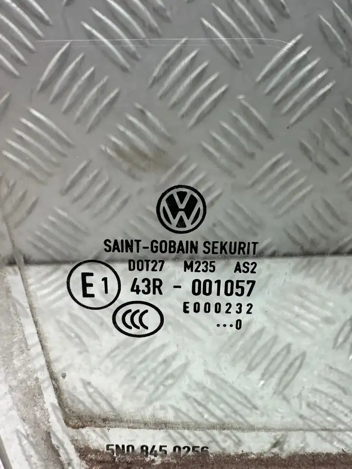 Volkswagen Tiguan (2007 - 2011) 5N0845025C Стекло задней двери — фото 2