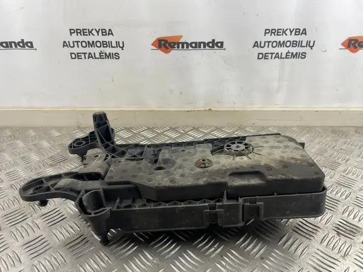 Volkswagen PASSAT B8 (2015 - ) 5Q0915321H Площадка аккумулятора — фото 4