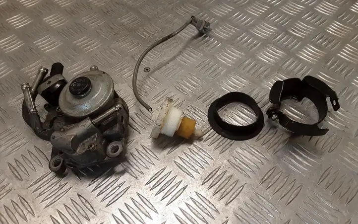 Toyota Land Cruiser (J150) 2330030340 Кронштейн топливного фильтра — фото 1