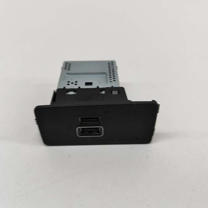 31407038 Volvo XC60 USB jungtis