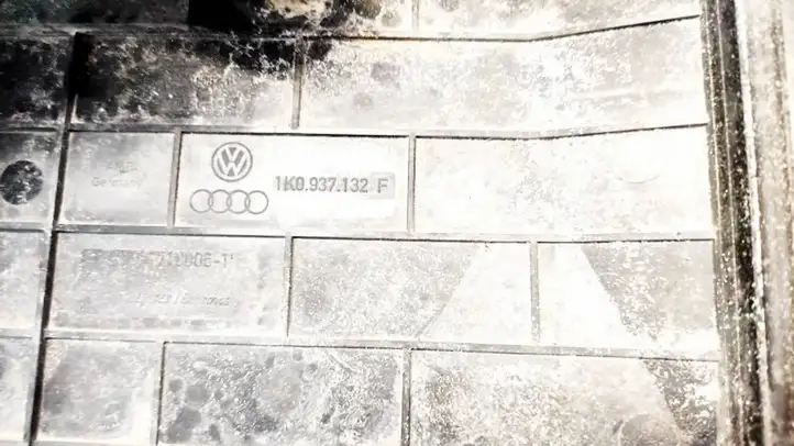 Volkswagen Touran I (2003 - 2010) 1K0937132F Крышка ящика предохранителей — фото 3