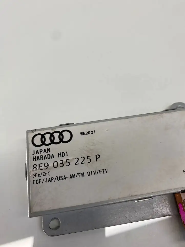 Audi A4 S4 B7 8E 8H (2004 - 2009) 8E9035225P Усилитель антенны — фото 3