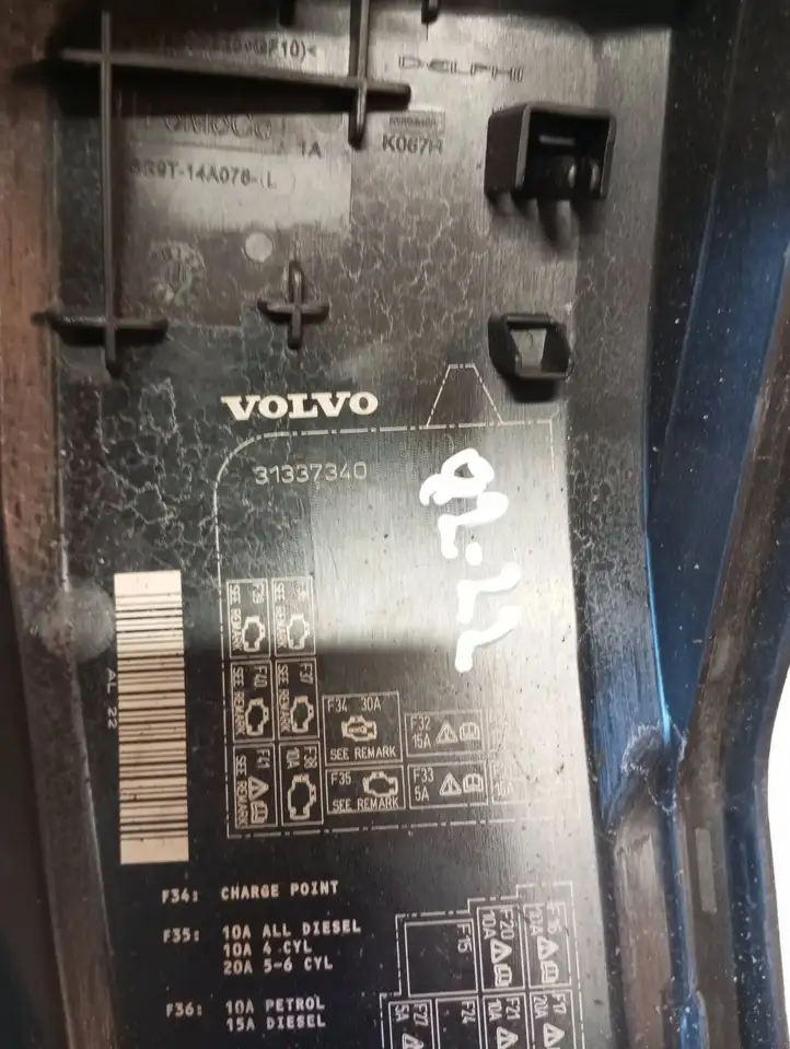 Volvo S60 (2010 - 2013) 31337340 Крышка ящика предохранителей — фото 2