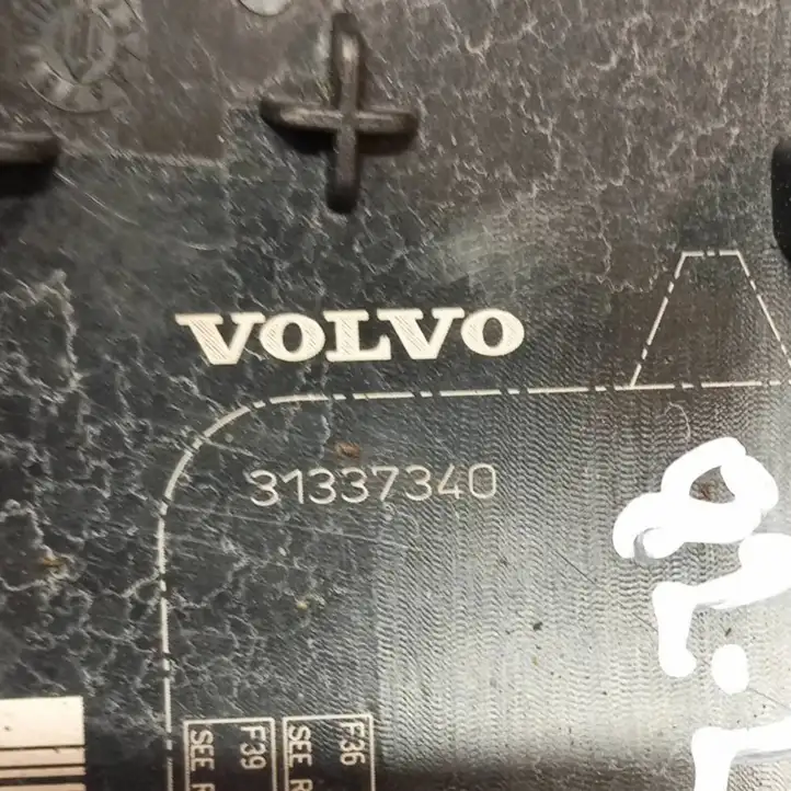 Volvo S60 (2010 - 2013) 31337340 Крышка ящика предохранителей — фото 6